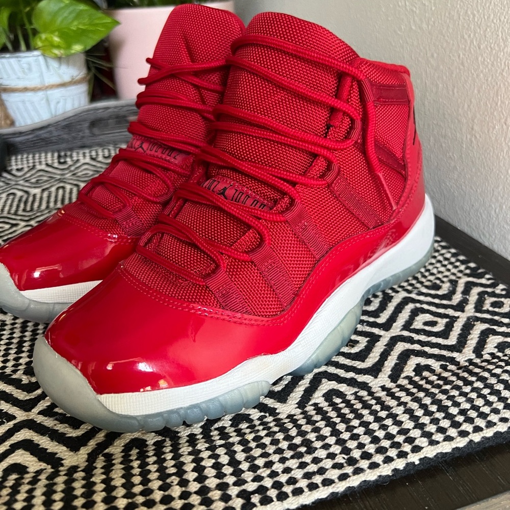 BRAND NEW retro 11 gym red size 6Y, size 7.5